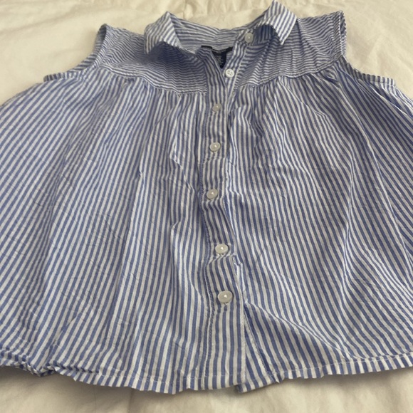 Gap sleeveless button up - Picture 3 of 4
